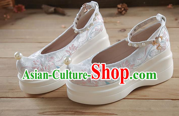 China Embroidered Flowers Platform Shoes White Velvet Shoes Traditional Hanfu Pearls Shoes