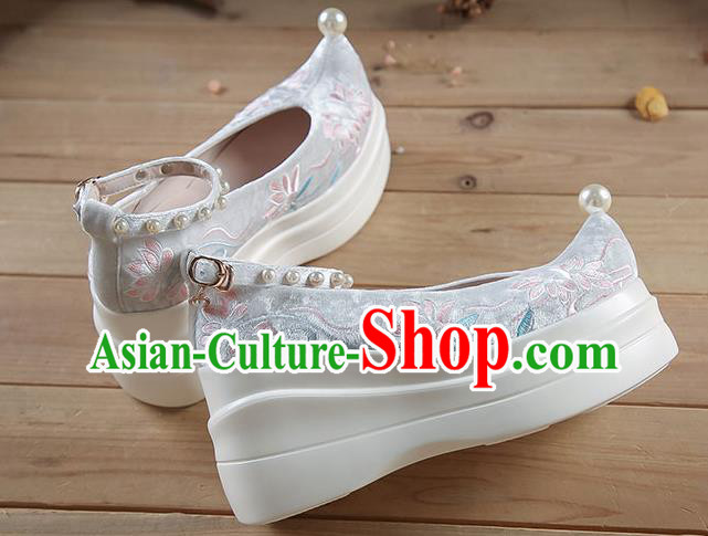 China Embroidered Flowers Platform Shoes White Velvet Shoes Traditional Hanfu Pearls Shoes