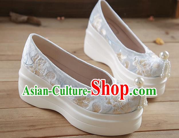 China White Velvet Shoes Traditional Hanfu Pearls Tassel Shoes Embroidered Flowers Platform Shoes