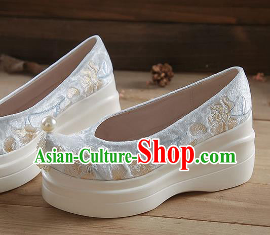 China White Velvet Shoes Traditional Hanfu Pearls Tassel Shoes Embroidered Flowers Platform Shoes