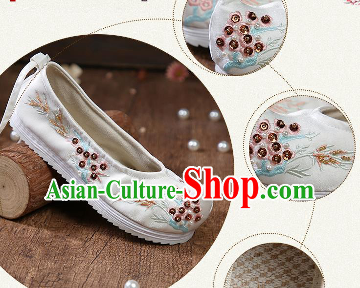 China Traditional Hanfu Shoes Embroidered Sequins Shoes Ancient Ming Dynasty Princess White Satin Shoes