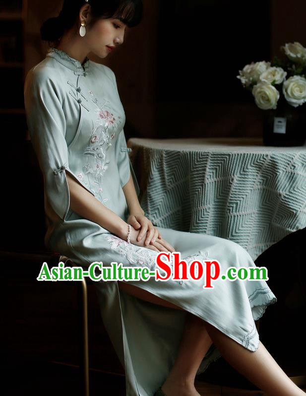 China Classical Cheongsam Costume Traditional Embroidered Light Green Qipao Dress