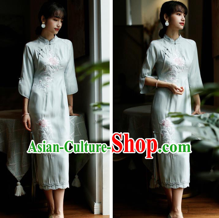 China Classical Cheongsam Costume Traditional Embroidered Light Green Qipao Dress