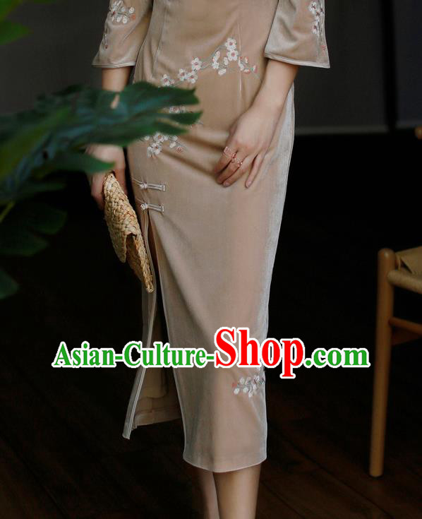 China Classical Embroidered Cheongsam Costume Traditional Young Lady Brown Velvet Qipao Dress