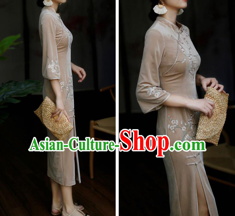 China Classical Embroidered Cheongsam Costume Traditional Young Lady Brown Velvet Qipao Dress