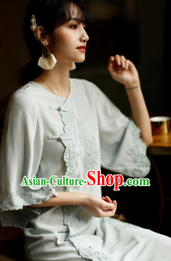 China Classical Light Green Cheongsam Costume Traditional Young Lady Embroidered Butterfly Qipao Dress