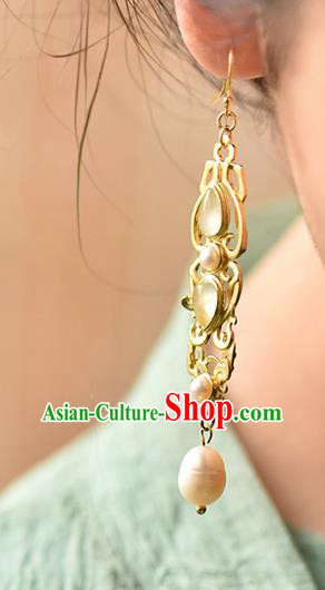 China Traditional Cheongsam Golden Earrings Handmade Pearl Chalcedonye Ear Accessories