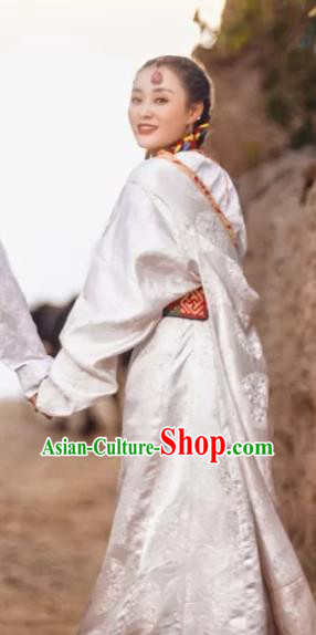 China Traditional Xizang Female White Brocade Tibetan Robe Zang Nationality Bride Performance Clothing