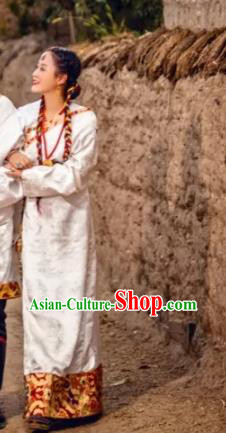 China Traditional Xizang Female White Brocade Tibetan Robe Zang Nationality Bride Performance Clothing