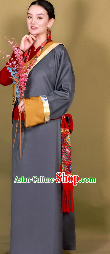China Traditional Xizang Minority Grey Bola Tibetan Robe Zang Nationality Heishui Dance Clothing