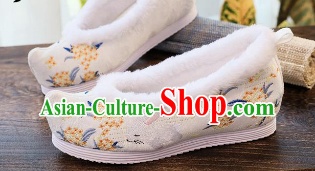 China Handmade National White Cloth Shoes Traditional Ming Dynasty Hanfu Shoes Embroidered Fragrans Shoes