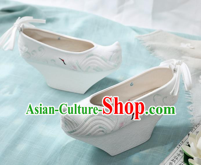 China Traditional Qing Dynasty Imperial Concubine Shoes Embroidered Crane White Cloth Shoes Handmade Saucers Shoes
