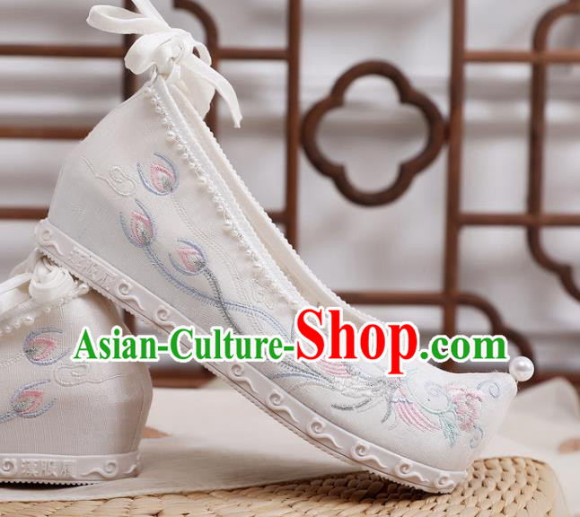 China Handmade White Satin Shoes Traditional Pearls Hanfu Shoes National Embroidered Phoenix Peony Shoes