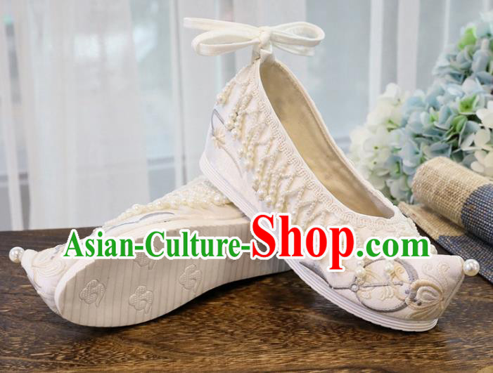 China Handmade Pearls Tassel Shoes National Embroidered Shoes Traditional Xiuhe Beige Cloth Shoes