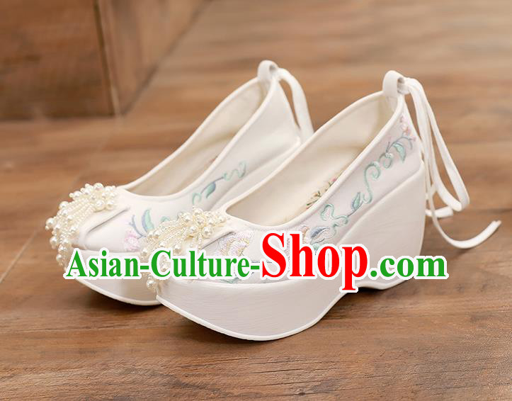 China Traditional Cheongsam Wedge Heel Shoes National Embroidered White Shoes