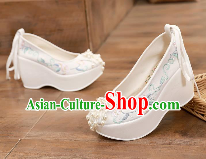 China Traditional Cheongsam Wedge Heel Shoes National Embroidered White Shoes
