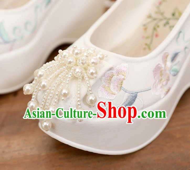 China Traditional Cheongsam Wedge Heel Shoes National Embroidered White Shoes