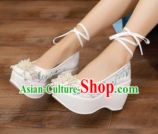 China Traditional Cheongsam Wedge Heel Shoes National Embroidered White Shoes