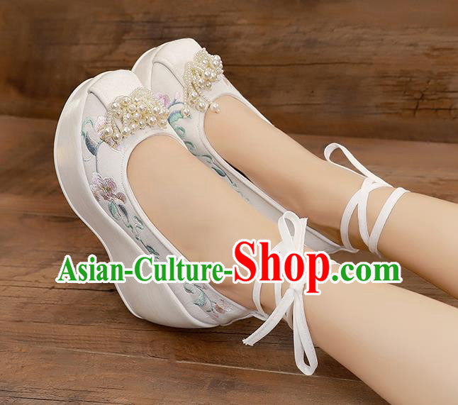 China Traditional Cheongsam Wedge Heel Shoes National Embroidered White Shoes