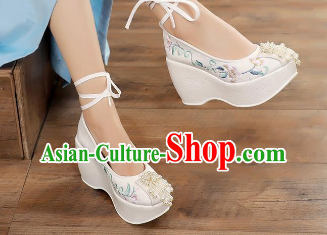 China Traditional Cheongsam Wedge Heel Shoes National Embroidered White Shoes