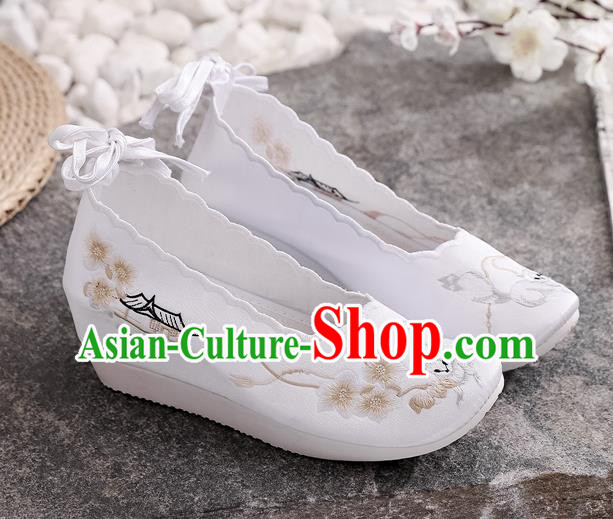 China National Cloth Shoes Traditional Tang Dynasty Princess Shoes Embroidered Plum Blossom Shoes