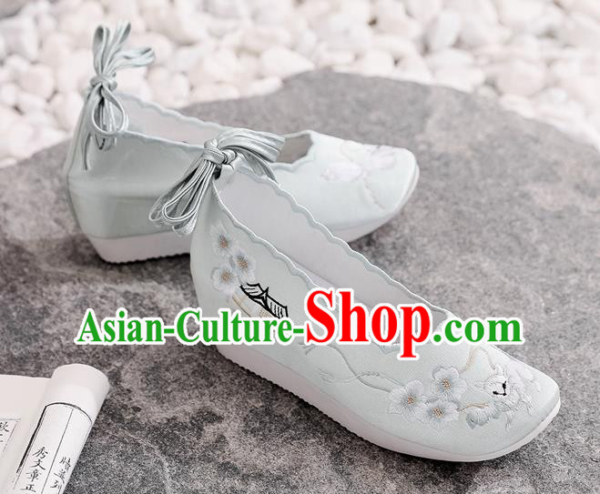 China Embroidered Shoes National Satin Shoes Traditional Tang Dynasty Princess Light Green Shoes