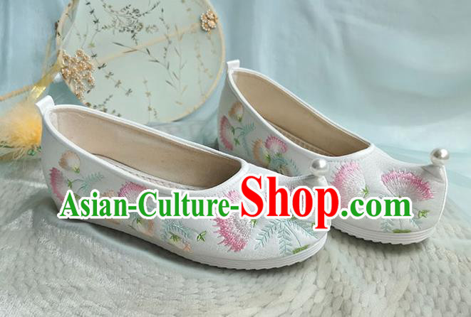 China Classical White Embroidered Shoes Traditional Ming Dynasty Palace Lady Shoes Ancient Hanfu Shoes