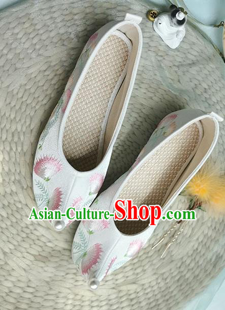 China Classical White Embroidered Shoes Traditional Ming Dynasty Palace Lady Shoes Ancient Hanfu Shoes