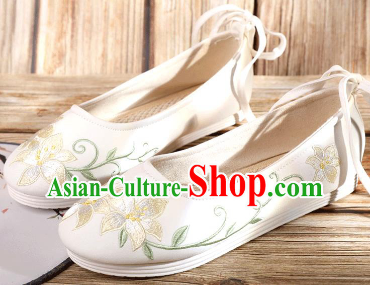 China Embroidery Lily Flowers Shoes National Woman Dance Shoes Traditional Beijing Cloth Shoes