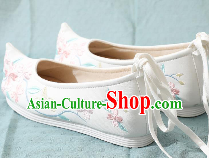 China Traditional Bow Shoes Embroidery White Cloth Shoes Ming Dynasty Female Shoes