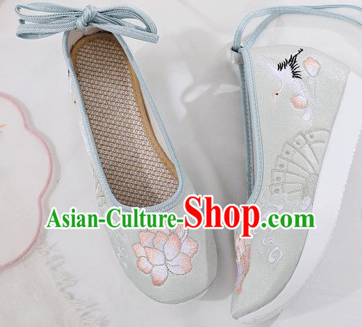 China Ancient Princess Light Green Cloth Shoes Traditional Ming Dynasty Embroidered Shoes