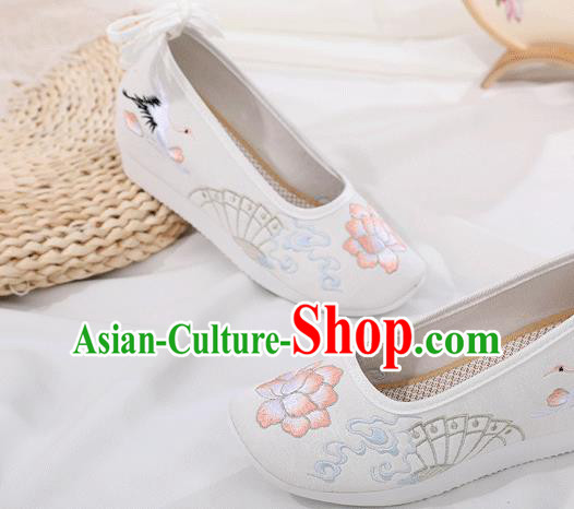 China Traditional Ming Dynasty Embroidered Shoes Ancient Princess White Cloth Shoes
