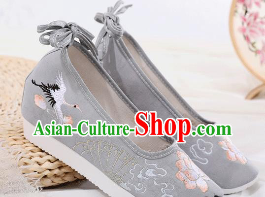 China Traditional Embroidered Grey Cloth Shoes Ancient Ming Dynasty Princess Shoes