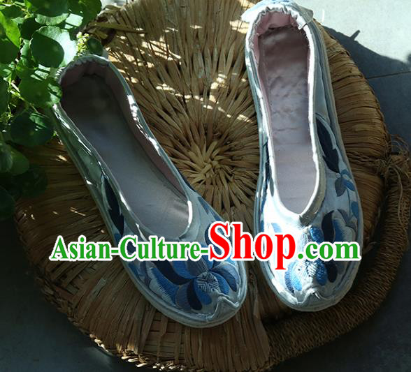 Chinese Traditional Ethnic Dance Shoes Yi Nationality Shoes Handmade Embroidered White Satin Shoes