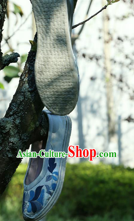 Chinese Traditional Ethnic Dance Shoes Yi Nationality Shoes Handmade Embroidered White Satin Shoes