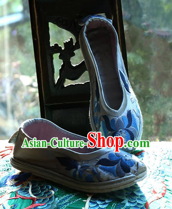 Chinese Traditional Ethnic Dance Shoes Yi Nationality Shoes Handmade Embroidered White Satin Shoes