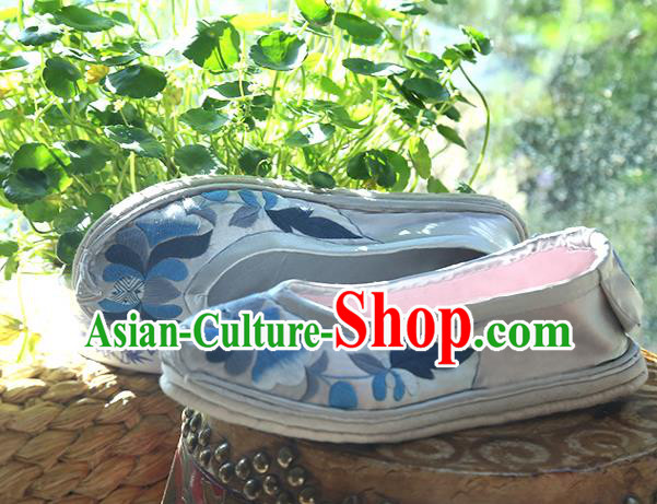 Chinese Traditional Ethnic Dance Shoes Yi Nationality Shoes Handmade Embroidered White Satin Shoes