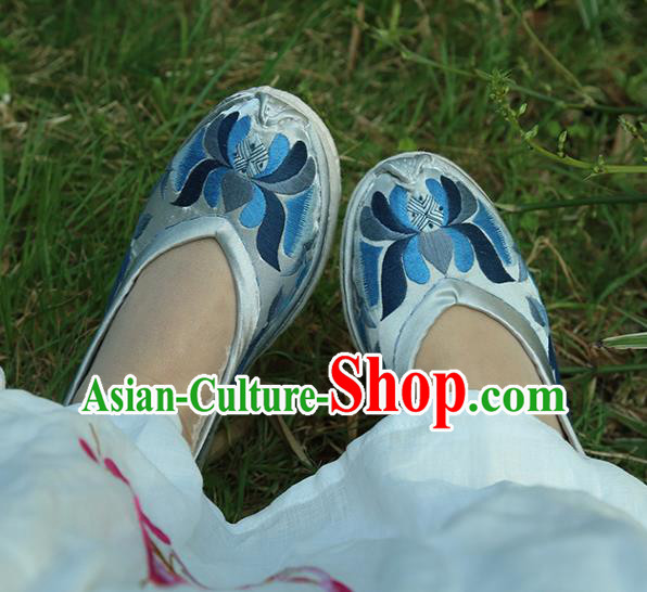 Chinese Traditional Ethnic Dance Shoes Yi Nationality Shoes Handmade Embroidered White Satin Shoes