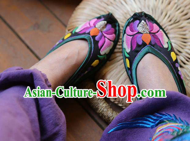 Chinese Traditional National Shoes Yunnan Ethnic Dance Shoes Hand Embroidered Purple Satin Shoes
