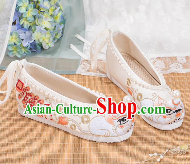 China Traditional Tang Dynasty White Cloth Shoes Ancient Princess Pearls Shoes Hanfu Embroidery Shoes