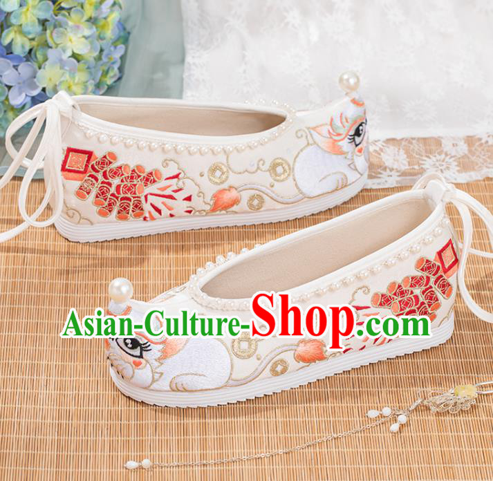 China Traditional Tang Dynasty White Cloth Shoes Ancient Princess Pearls Shoes Hanfu Embroidery Shoes