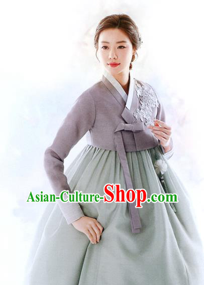 Korean Wedding Mother Grey Blouse and Green Dress Traditional Garments Fashion Asian Korea Hanbok Clothing