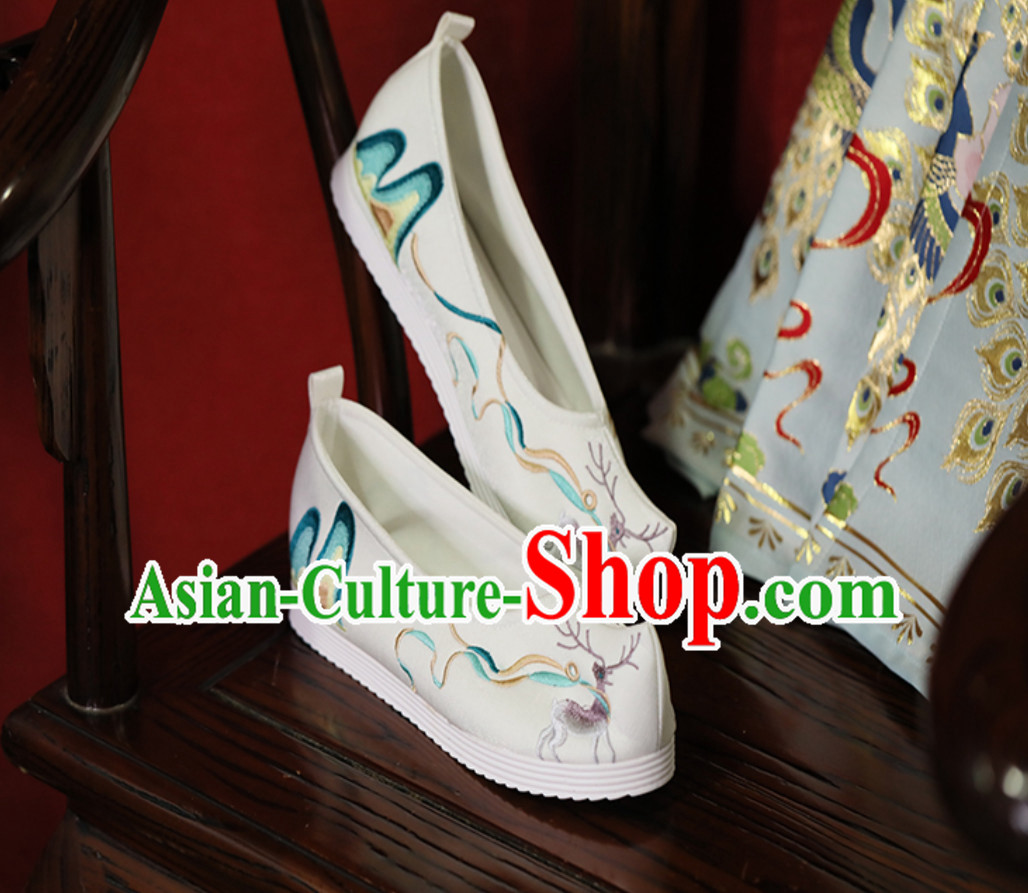 Chinese Traditional Handmade Embroidered Mountain and Deer Shoes