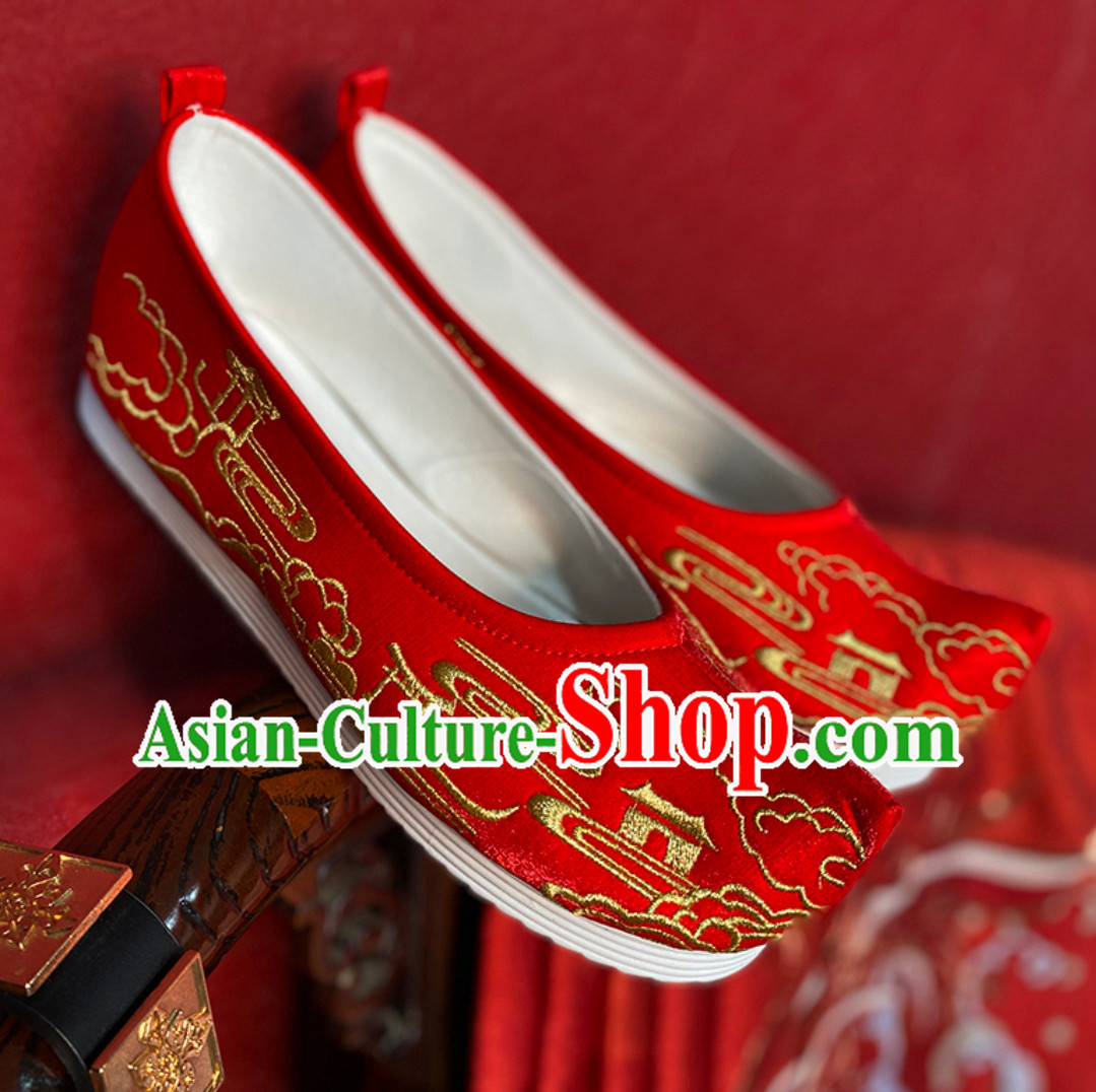 Chinese Traditional Handmade Embroidered Mountain and Deer Shoes