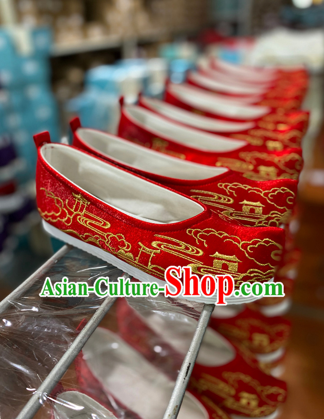 Chinese Traditional Handmade Embroidered Mountain and Deer Shoes