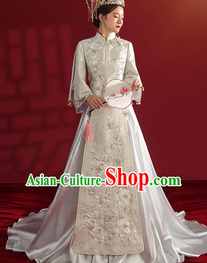 China Traditional Wedding Costumes Classical Embroidered White Xiuhe Suit Bride Dress