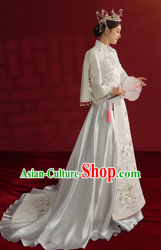 China Traditional Wedding Costumes Classical Embroidered White Xiuhe Suit Bride Dress