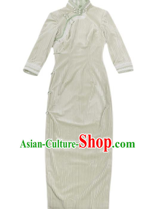 China Classical Stand Collar Cheongsam Traditional Young Lady Light Green Qipao Dress