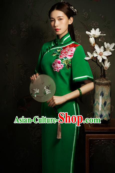 China Classical Suzhou Embroidered Peony Cheongsam Traditional Minguo Young Lady Green Silk Qipao Dress