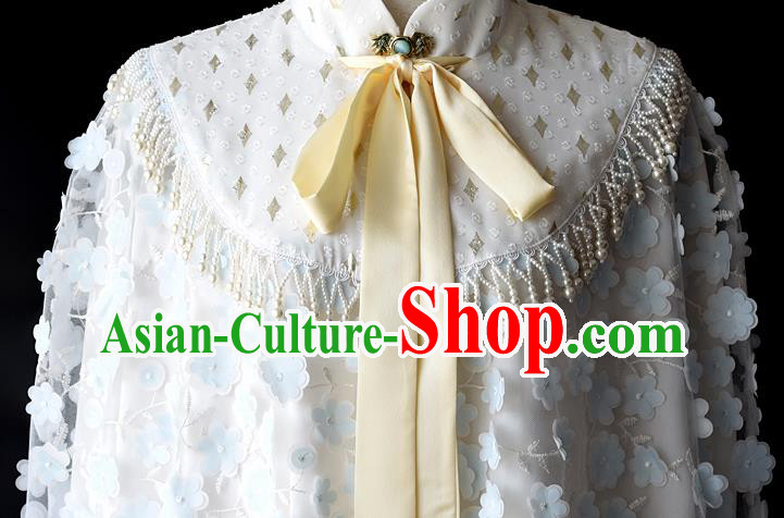 China Ancient Young Beauty White Cloak Traditional Ming Dynasty Noble Lady Cape Clothing